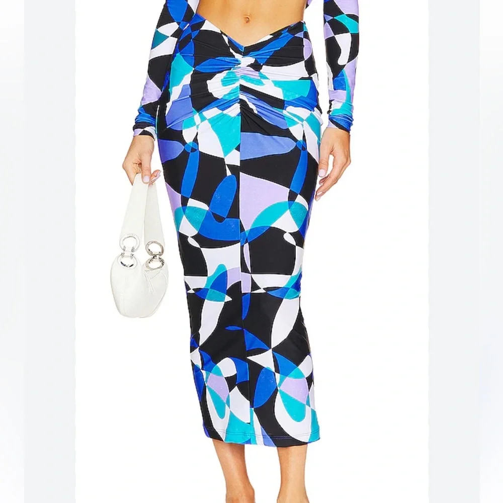 THE NEW ARRIVALS BY ILKYAZ OZEL V Shape Maxi Skirt in Psychedelic Blue